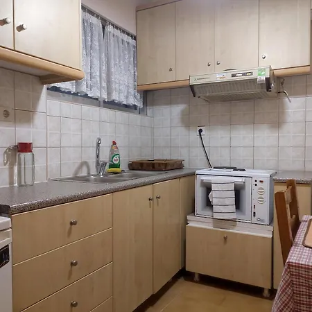 Mema's Tranquil In - Free Parking Apartment