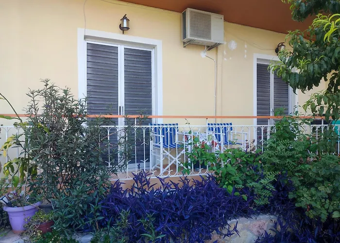 Mema's Tranquil In - Free Parking 아파트 파트라